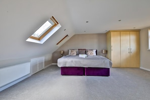 3 bedrooms, free WiFi - Spacious 3 Bed Home With Pool Table (Cardiff)