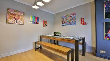 Casa (Spacious 3 Bed Home with Pool Table) | Ristoranti