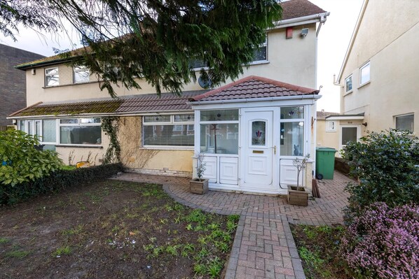 Exterior - Spacious 3 Bed Home With Pool Table (Cardiff)