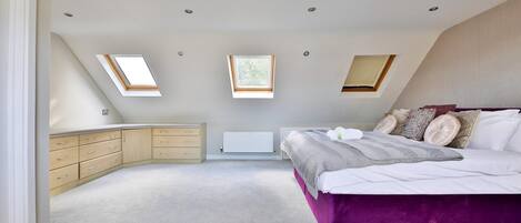 House (Spacious 3 Bed Home with Pool Table) | 3 bedrooms, free WiFi