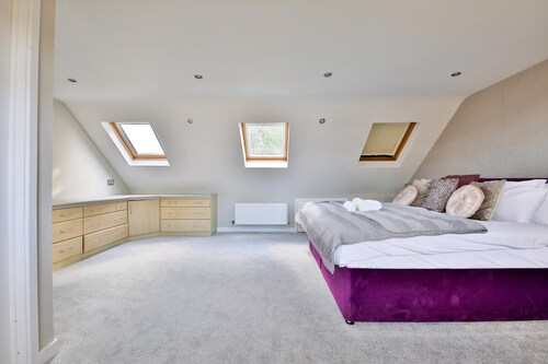 Spacious 3 Bed Home With Pool Table