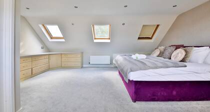 Spacious 3 Bed Home With Pool Table