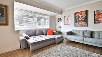 Hus (Spacious 3 Bed Home with Pool Table) | Oppholdsrom | TV