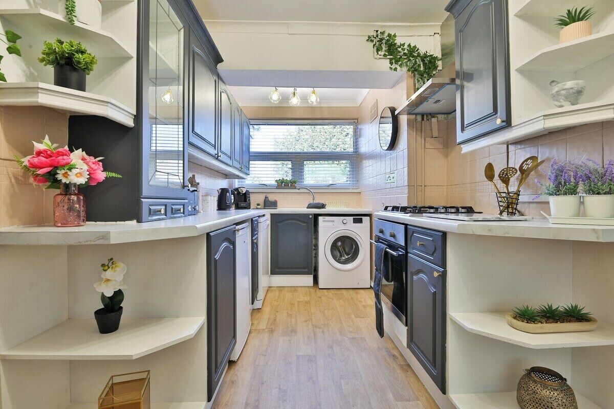 Talo (Spacious 3 Bed Home with Pool Table) | Yksityinen keittiö