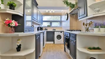 House (Spacious 3 Bed Home with Pool Table) | Private kitchen