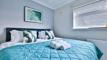 House (Spacious 3 Bed Home with Pool Table) | 3 bedrooms, free WiFi
