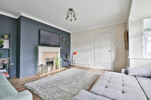 Exterior - Spacious 3 Bed Home With Pool Table (Cardiff)