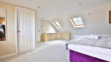 House (Spacious 3 Bed Home with Pool Table) | 3 bedrooms, free WiFi