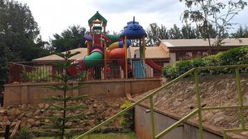 Área de juegos infantiles al aire libre