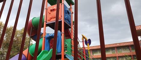 Área de juegos infantiles al aire libre