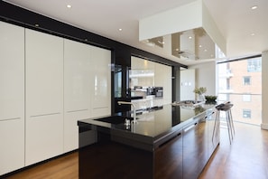 Apartment | Private kitchen - Battersea Riverside Luxury Apartment (London)