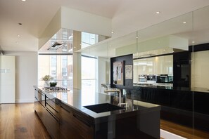 Apartment | Private kitchen - Battersea Riverside Luxury Apartment (London)