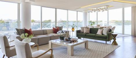 Apartamento | Zona de estar | Smart TV de 27 pulgadas con canales por cable