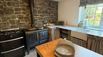 House (Victorian 3 Bed Cottage in Sought Aft) | Private kitchen