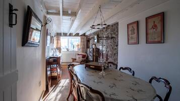 Hus (Victorian 3 Bed Cottage in Sought Aft) | Spiseområde