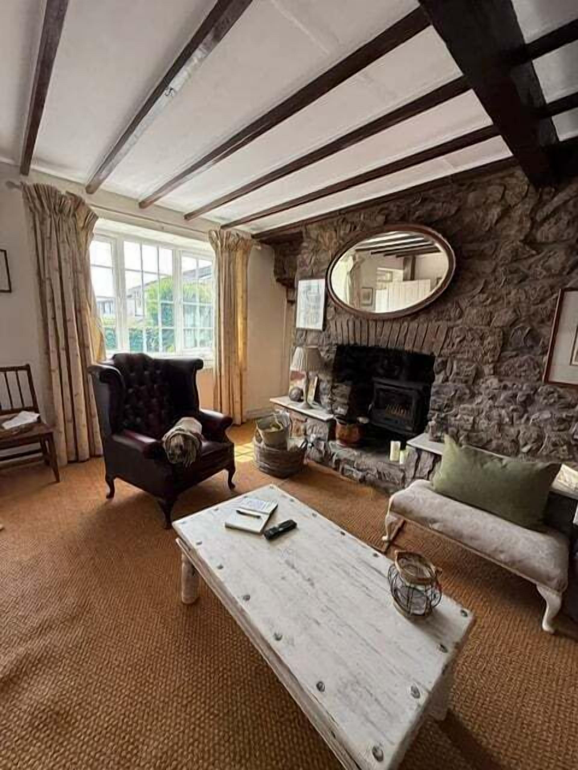 House (Victorian 3 Bed Cottage in Sought Aft) | Living room