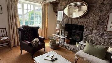 House (Victorian 3 Bed Cottage in Sought Aft) | Living room