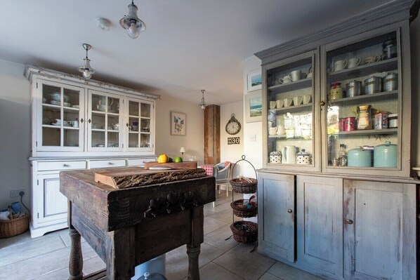 House (Victorian 3 Bed Cottage in Sought Aft) | Private kitchen