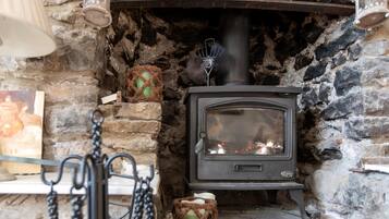 Hus (Victorian 3 Bed Cottage in Sought Aft) | Oppholdsrom