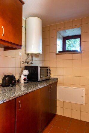 Fridge, microwave, oven, stovetop - Chalet with Mountain Views | Raízes da Vinha - Serra da Estrela Nature Escape (Carragozela)