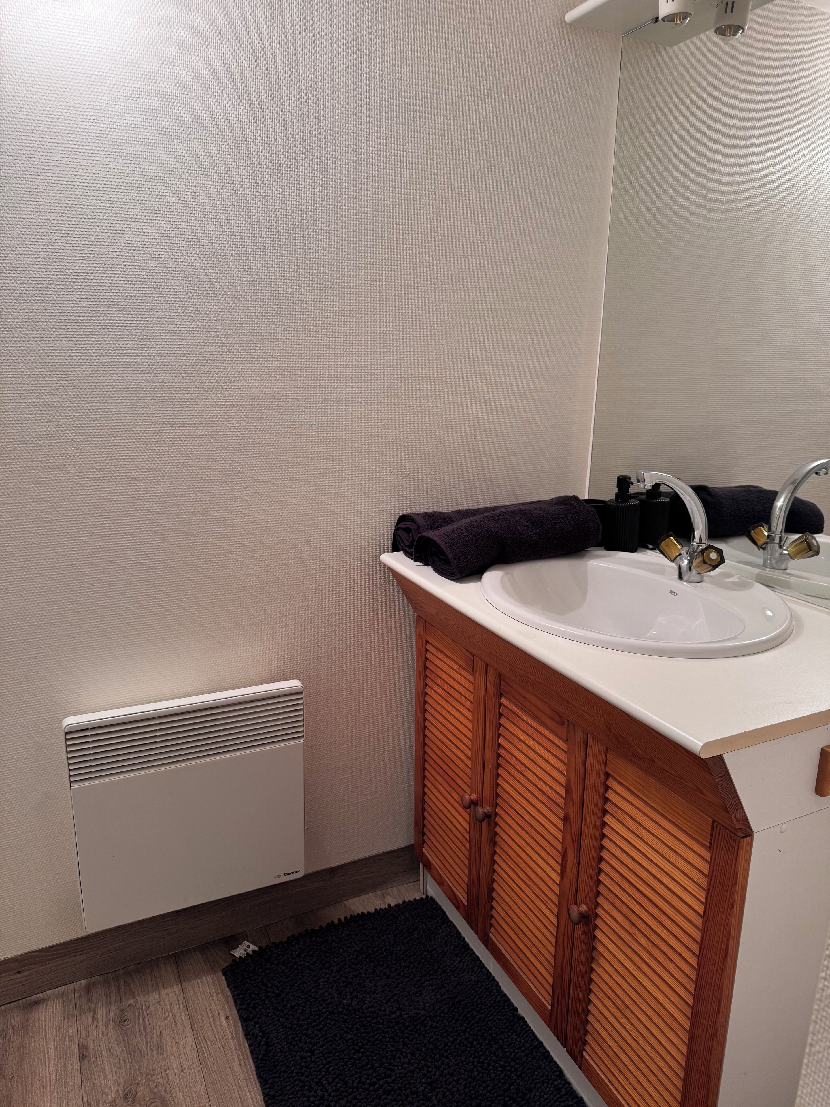 Douche, serviettes fournies, savon, shampoing