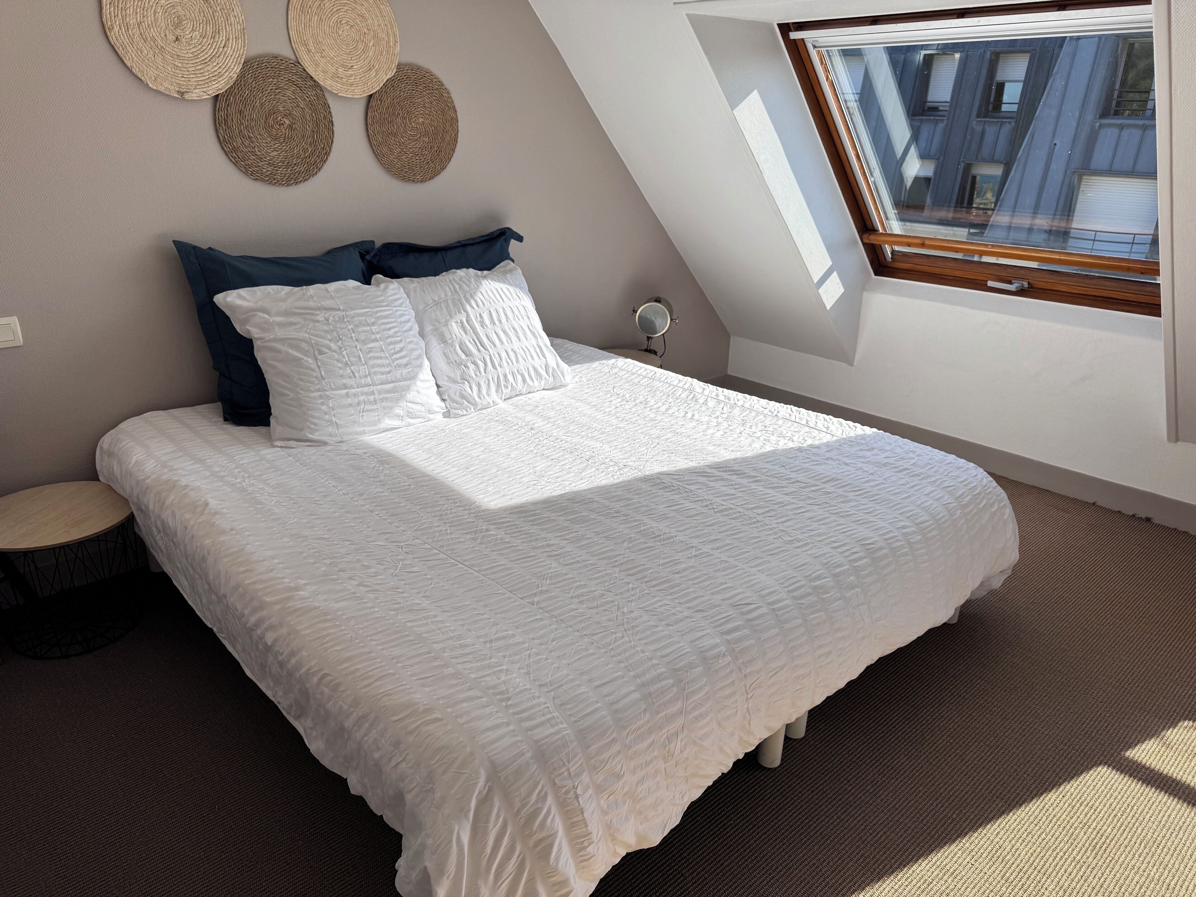 1 chambre, fer et planche à repasser, draps fournis