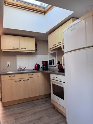 ثلاجة، ميكروويف، فرن، موقد طهي مسطح