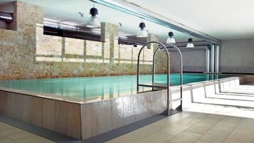 Hồ bơi trong nhà, mở cửa từ 8:00 đến 20:00, ghế dài tắm nắng