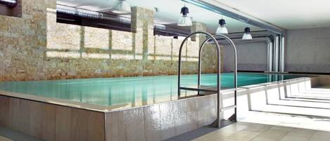 Piscine couverte, accès possible de 08 h 00 à 20 h 00, chaises longues