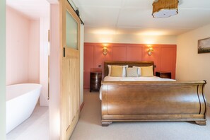 2 bedrooms, iron/ironing board, internet, bed sheets