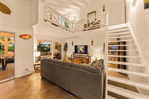 Smart TV - Tropicana MiMaJo Luxury Penthouse with pool and near the beach (Jan Thiel)