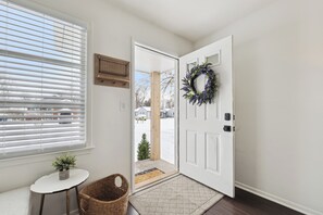 Interior - Contemporary Cottage 3BD Detroit/DTW/Ann Arbor (Westland)