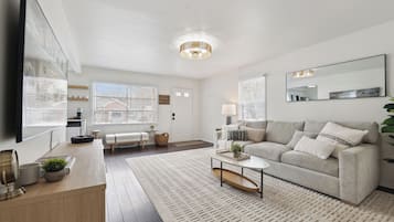 Een smart-tv en boeken