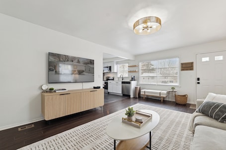 スマートテレビ、書庫. Contemporary Cottage East 3BD Detroit DTW Ann Arbor
