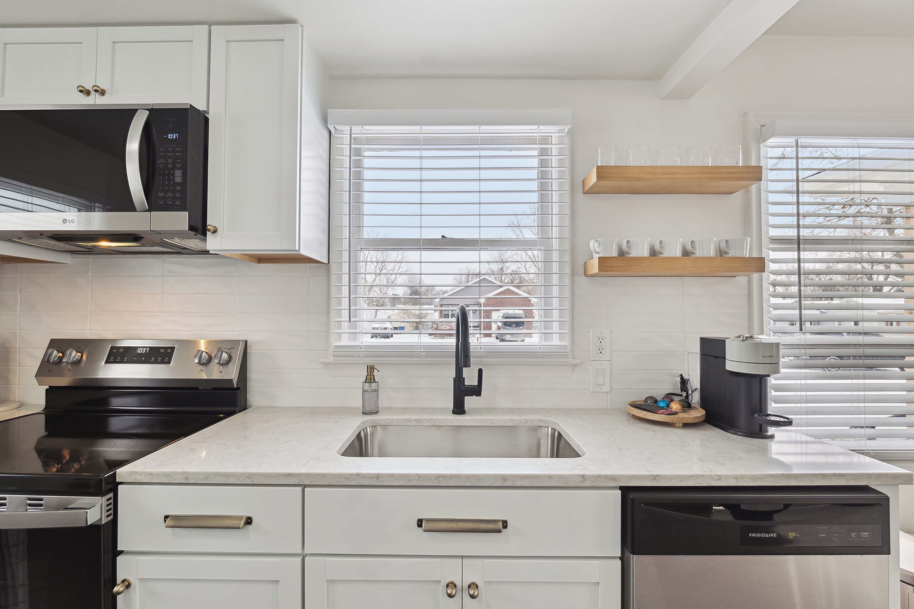 Jääkaappi, mikroaaltouuni, uuni, liesi