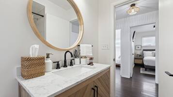 Een haardroger, handdoeken, zeep, shampoo