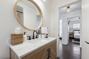 Secador de pelo, toallas, jabón, shampoo