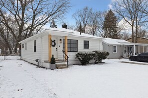 Exterior - Contemporary Cottage 3BD Detroit/DTW/Ann Arbor (Westland)