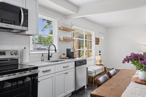 Stylish 3BD Close to Detroit/DTW