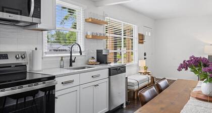 Stylish 3BD Close to Detroit/DTW