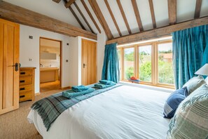 4 habitaciones, tabla de planchar con plancha, internet y ropa de cama 