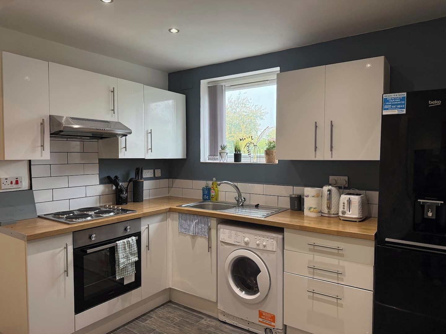 冷蔵庫、電子レンジ、オーブン、コンロ