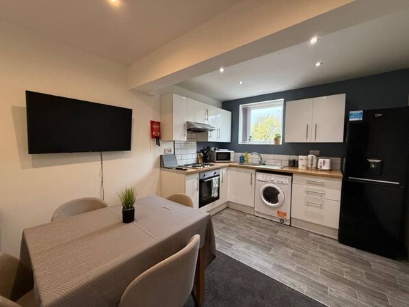 Kühlschrank, Mikrowelle, Ofen, Herdplatte