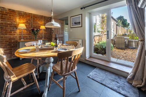Goose Cottage is a beautifully renovated two bedroom brick and flint terrace cottage, with fabulous