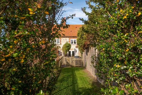Goose Cottage is a beautifully renovated two bedroom brick and flint terrace cottage, with fabulous