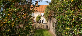 Goose Cottage is a beautifully renovated two bedroom brick and flint terrace cottage, with fabulous