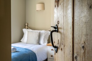 2 habitaciones, tabla de planchar con plancha, internet y ropa de cama 