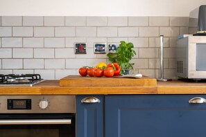 Four à micro-ondes, lave-vaisselle, cafetière-théière, chaise haute