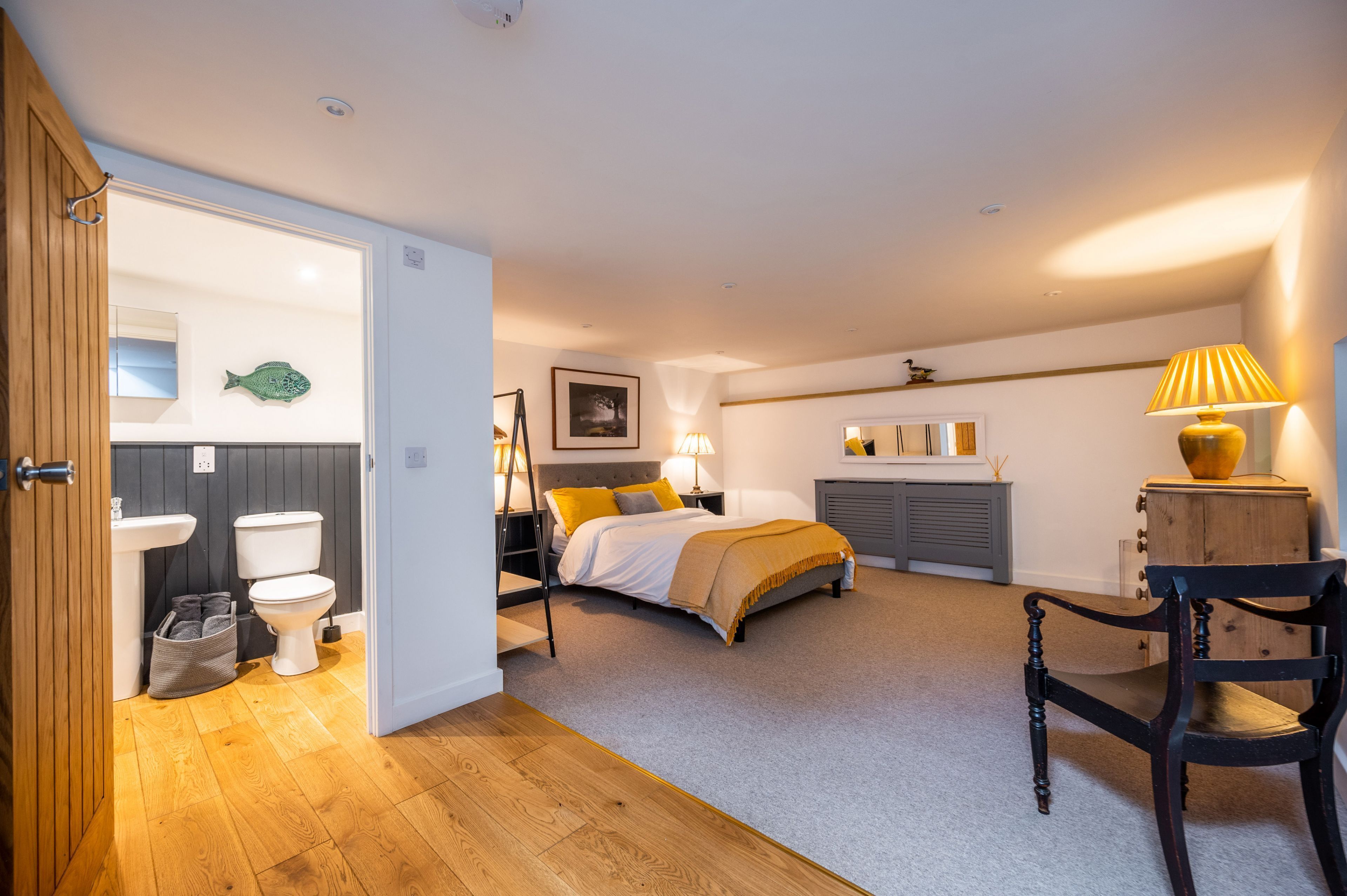 2 bedrooms, iron/ironing board, internet, bed sheets