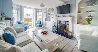 Seaforth - a joint marketing (other agency) that sleeps 8 guests in 5 bedrooms